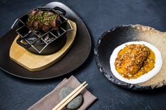 Tenderloin βόειου κρέατος μπριζόλα που ψήνεται στη σχάρα με ένα δευτερεύον πιάτο ψημένο batata, μαύρο υπόβαθρο στοκ φωτογραφία με δικαίωμα ελεύθερης χρήσης Tenderloin βόειου κρέατος μπριζόλα που ψήνεται στη σχάρα με ένα δευτερεύον πιάτο ψημένο batata, μαύρο υπόβαθρο στοκ φωτογραφία με δικαίωμα ελεύθερης χρήσης