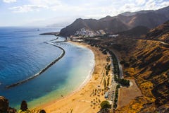 Tenerife παραλιών άποψη θερέτρου πόλεων ορεινών χωριών Summer Playa de Las Teresitas Ατλαντικός Ωκεανός τοπίων στοκ φωτογραφίες με δικαίωμα ελεύθερης χρήσης Tenerife παραλιών άποψη θερέτρου πόλεων ορεινών χωριών Summer Playa de Las Teresitas Ατλαντικός Ωκεανός τοπίων στοκ φωτογραφίες με δικαίωμα ελεύθερης χρήσης