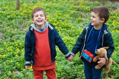 Tenersi per mano dei gemelli monozigoti fotografie stock Tenersi per mano dei gemelli monozigoti fotografie stock