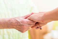 Tenersi per mano dell'infermiere della donna senior immagine stock libera da diritti Tenersi per mano dell'infermiere della donna senior immagine stock libera da diritti