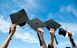 Tenir des chapeaux d'obtention du diplôme photo libre de droits Tenir des chapeaux d'obtention du diplôme photo libre de droits