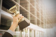 Tenir des récompenses de trophée après réussi photographie stock libre de droits Tenir des récompenses de trophée après réussi photographie stock libre de droits