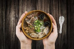 tenir la nourriture faite maison du Vietnam de nouille de cuvette, la soupe vietnamienne traditionnelle et le riz au lait sur un images stock tenir la nourriture faite maison du Vietnam de nouille de cuvette, la soupe vietnamienne traditionnelle et le riz au lait sur un images stock