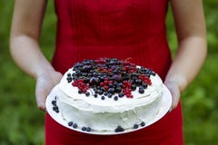 Tenir un gâteau frais de baie image libre de droits Tenir un gâteau frais de baie image libre de droits