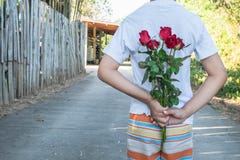 Tenir une rose, surprise la Saint-Valentin photos stock Tenir une rose, surprise la Saint-Valentin photos stock