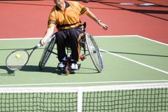 Tennis de présidence de roue pour les personnes handicapées (hommes) photos libres de droits Tennis de présidence de roue pour les personnes handicapées (hommes) photos libres de droits