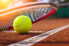 Tenniskugel auf einem Tennisgericht lizenzfreie stockfotos Tenniskugel auf einem Tennisgericht lizenzfreie stockfotos