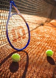 Tennisracket och bollar på en tennisbana Arkivbilder Tennisracket och bollar på en tennisbana Arkivbilder