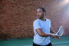 Tennisspelare som ger en backhand- gunga på tennisbanan arkivfoto Tennisspelare som ger en backhand- gunga på tennisbanan arkivfoto
