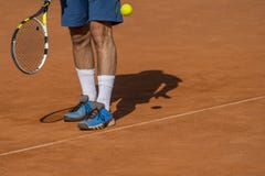 Tennisspelaren sätter bollen royaltyfria foton Tennisspelaren sätter bollen royaltyfria foton