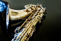 Tenor de saxophone Instrument classique pour les bois Jazz, bleus, classiques Musique Saxophone sur un fond noir Surfac noir de m photos libres de droits Tenor de saxophone Instrument classique pour les bois Jazz, bleus, classiques Musique Saxophone sur un fond noir Surfac noir de m photos libres de droits