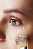 Tentativa da menina da beleza aos tons diferentes do ocultador da fundação Composição natural para a mulher moreno com cara bonit imagem de stock Tentativa da menina da beleza aos tons diferentes do ocultador da fundação Composição natural para a mulher moreno com cara bonit imagem de stock
