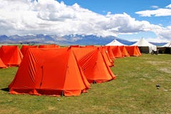 Tented Kamp voor pelgrims om Kailash, Tibet op te zetten stock fotografie Tented Kamp voor pelgrims om Kailash, Tibet op te zetten stock fotografie
