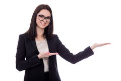 Tenuta felice della donna di affari o presentare qualcosa isolato sopra fotografia stock Tenuta felice della donna di affari o presentare qualcosa isolato sopra fotografia stock