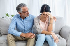 Terapeuta que consuela a una mujer imagen de archivo Terapeuta que consuela a una mujer imagen de archivo