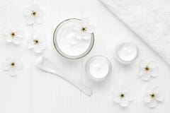 Terapi för maskering för behandling för skönhet för framsida för skincare för rengöringsmedel för kräm för skönhetsmedel för natt Royaltyfri Bild Terapi för maskering för behandling för skönhet för framsida för skincare för rengöringsmedel för kräm för skönhetsmedel för natt Royaltyfri Bild