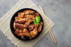 Teriyaki grillé de poulet sur le fond en pierre gris photographie stock libre de droits Teriyaki grillé de poulet sur le fond en pierre gris photographie stock libre de droits