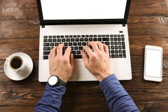 Terloops geklede student/blogger/schrijver/mens die aan PC-laptop werken, typend op toetsenbord, het schrijven blogartikel, die i stock foto's Terloops geklede student/blogger/schrijver/mens die aan PC-laptop werken, typend op toetsenbord, het schrijven blogartikel, die i stock foto's