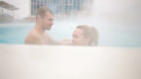 Termas geotérmicas da mola quente Pares românticos no amor que relaxa na associação quente filme Termas geotérmicas da mola quente Pares românticos no amor que relaxa na associação quente filme
