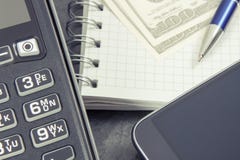 Terminal de paiement, smartphone avec la technologie de NFC pour le paiement sans argent dans différents endroits, bloc-notes et image stock Terminal de paiement, smartphone avec la technologie de NFC pour le paiement sans argent dans différents endroits, bloc-notes et image stock