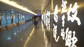 terminal muy feliz asiático joven de la salida de la mujer 4K del aeropuerto internacional metrajes terminal muy feliz asiático joven de la salida de la mujer 4K del aeropuerto internacional metrajes