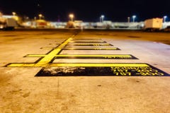 Terminales aislados de la marca del estacionamiento del aeroplano fotografía de archivo Terminales aislados de la marca del estacionamiento del aeroplano fotografía de archivo