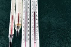 Termómetro para medir la temperatura ambiente imagen de archivo Termómetro para medir la temperatura ambiente imagen de archivo