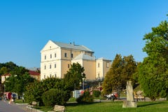 TERNOPIL, REGIONE DI TERNOPIL, UCRAINA: 12 agosto 2017: Castello di Ternopil, vista dal lato della passeggiata dello stagno di Te immagine stock libera da diritti TERNOPIL, REGIONE DI TERNOPIL, UCRAINA: 12 agosto 2017: Castello di Ternopil, vista dal lato della passeggiata dello stagno di Te immagine stock libera da diritti