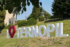 TERNOPIL, UCRAINA - 11 AGOSTO 2017: L'iscrizione dal metallo segna I amore Ternopil il 1° agosto 2017 con lettere stabilito sul fotografie stock libere da diritti TERNOPIL, UCRAINA - 11 AGOSTO 2017: L'iscrizione dal metallo segna I amore Ternopil il 1° agosto 2017 con lettere stabilito sul fotografie stock libere da diritti