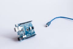 TERNOPIL, УКРАИНА - 19-ОЕ АПРЕЛЯ 2019: Uno Arduino Микро- регулятор Технология Электронная вычислительная машина r Высокий стоковые фотографии rf TERNOPIL, УКРАИНА - 19-ОЕ АПРЕЛЯ 2019: Uno Arduino Микро- регулятор Технология Электронная вычислительная машина r Высокий стоковые фотографии rf