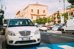 Terracina Italien Vit bil för färgLancia Ypsilon 843 Facelift av den andra utvecklingen som parkeras på gatan arkivfoton Terracina Italien Vit bil för färgLancia Ypsilon 843 Facelift av den andra utvecklingen som parkeras på gatan arkivfoton