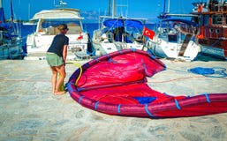 Terraplenes de bombeo de la mujer de Kitesurfer con aire su cometa imagen de archivo libre de regalías Terraplenes de bombeo de la mujer de Kitesurfer con aire su cometa imagen de archivo libre de regalías
