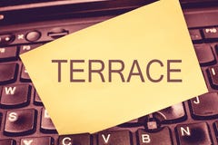 Terrasse d'écriture des textes d'écriture Secteur pavé par niveau de signification de concept à côté de l'endroit de patio de bât image libre de droits Terrasse d'écriture des textes d'écriture Secteur pavé par niveau de signification de concept à côté de l'endroit de patio de bât image libre de droits