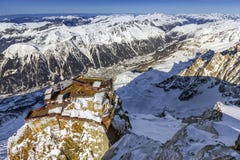 Terrazas de Aiguille du Midi, el más alto del Aiguilles en Mont Blanc, Chamonix, vista asombrosa de ofrecimiento de todo el t imagen de archivo libre de regalías Terrazas de Aiguille du Midi, el más alto del Aiguilles en Mont Blanc, Chamonix, vista asombrosa de ofrecimiento de todo el t imagen de archivo libre de regalías