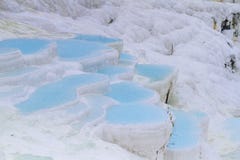 Terrazzi del calcare del travertino e stagni bianchi di Pamukkale, Turco fotografia stock Terrazzi del calcare del travertino e stagni bianchi di Pamukkale, Turco fotografia stock