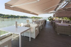 Terrazzo moderno del caffè della riva del fiume di mattina immagine stock Terrazzo moderno del caffè della riva del fiume di mattina immagine stock