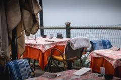 Terraço de um restaurante famoso nas alturas da cidade de Como fotografia de stock Terraço de um restaurante famoso nas alturas da cidade de Como fotografia de stock