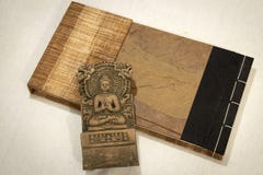 Terre cuite Bouddha de Sarnath, Varanasi, Inde avec un carnet photographie stock Terre cuite Bouddha de Sarnath, Varanasi, Inde avec un carnet photographie stock