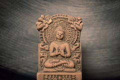 Terre cuite Bouddha de Sarnath, Varanasi, Inde ; par le temps photo libre de droits Terre cuite Bouddha de Sarnath, Varanasi, Inde ; par le temps photo libre de droits