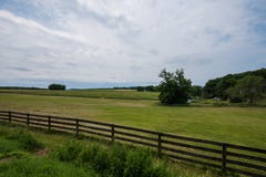 Terreno coltivabile rurale della contea di York Pensilvania del paese, un giorno di estate immagine stock libera da diritti Terreno coltivabile rurale della contea di York Pensilvania del paese, un giorno di estate immagine stock libera da diritti