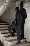 Terrorista nella mascherina nera sulla scala fotografia stock libera da diritti Terrorista nella mascherina nera sulla scala fotografia stock libera da diritti
