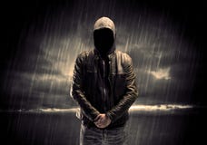Terroriste anonyme dans le hoodie la nuit photos libres de droits Terroriste anonyme dans le hoodie la nuit photos libres de droits
