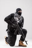 Terroriste tenant une mitrailleuse dans des ses mains d'isolement au-dessus du blanc images stock Terroriste tenant une mitrailleuse dans des ses mains d'isolement au-dessus du blanc images stock