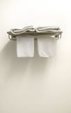 Terry Towels blanc sur le cintre image stock Terry Towels blanc sur le cintre image stock