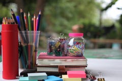Terug naar het Concept van de School Boeken en levering op witte houten vloer royalty-vrije stock fotografie Terug naar het Concept van de School Boeken en levering op witte houten vloer royalty-vrije stock fotografie