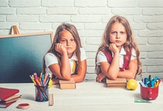 Terug naar school en huis het scholen bored schooljonge geitjes bij les in 1 september Schooltijd van meisjes Vriendschap van kle stock fotografie Terug naar school en huis het scholen bored schooljonge geitjes bij les in 1 september Schooltijd van meisjes Vriendschap van kle stock fotografie