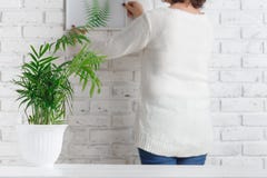 Terug van vrouw die haar schets op muur hangen De vrouwelijke kunstenaar evalueert haar het schilderen prestaties, proberend het royalty-vrije stock fotografie Terug van vrouw die haar schets op muur hangen De vrouwelijke kunstenaar evalueert haar het schilderen prestaties, proberend het royalty-vrije stock fotografie