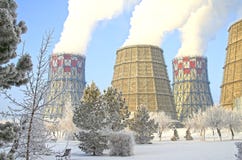 Terytorium upał i elektrownia Accumulator zbiorniki Zakończenie Zima Rosja obraz stock Terytorium upał i elektrownia Accumulator zbiorniki Zakończenie Zima Rosja obraz stock