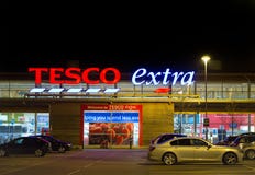 Tesco stockent la nuit image libre de droits Tesco stockent la nuit image libre de droits