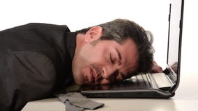Testa di riposo dell'uomo d'affari sul computer portatile Testa di riposo dell'uomo d'affari sul computer portatile
